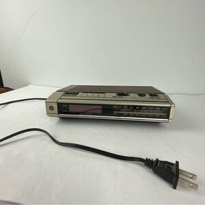 Vintage General Electric GE Digital AM/FM Radio Alarm Clock Model 7-4634B Works